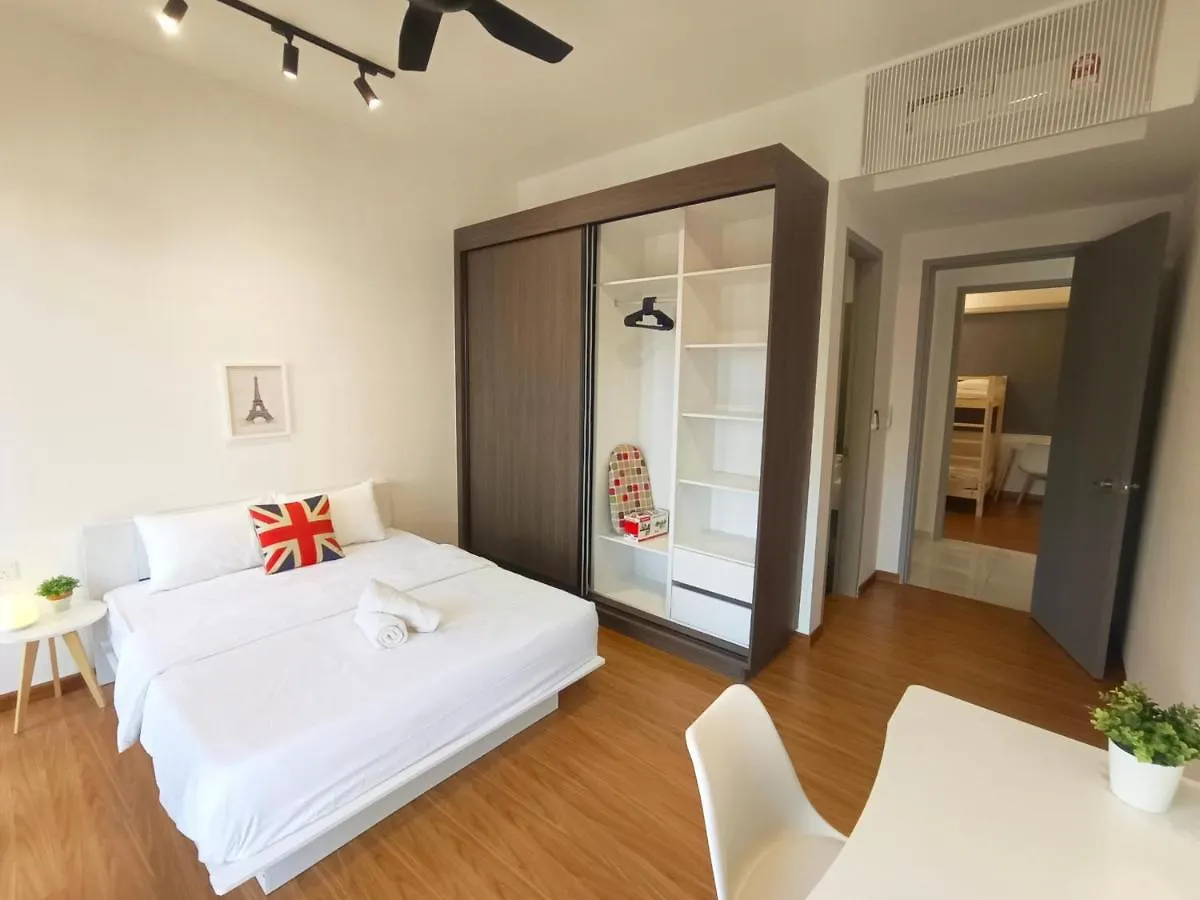Rooftop Pool, Up To 8 Pax, 2 Bedrooms, 2 Bathrooms, 2 Car Parks By Star Home George Town Apartment